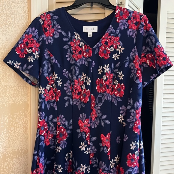 Elle - women's midi Dress Sz Large. Blue with red and purple flowers. V-neck - Picture 3 of 5